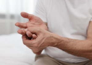 อาการปวดข้อนิ้วมือในผู้สูงอายุ สัญญาณเตือนโรคข้ออักเสบรูมาตอยด์